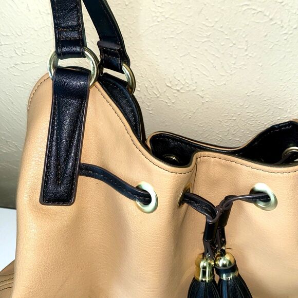 Liz Clairborne Leanne 4 Poster Shoulder Bag Tan and Black - Picture 3 of 12